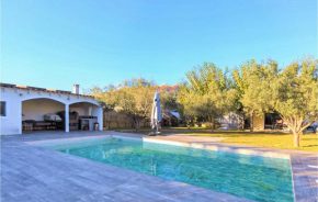 Stunning home in Vedene with WiFi, Outdoor swimming pool and 5 Bedrooms